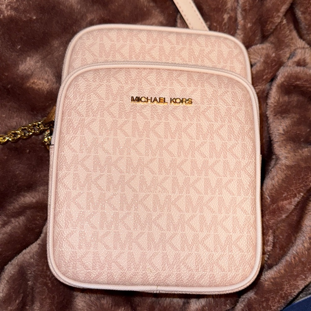 MICHAEL KORS BAG// NEVER WORN// NEVER USED ! EXCELLENT CONDITION.